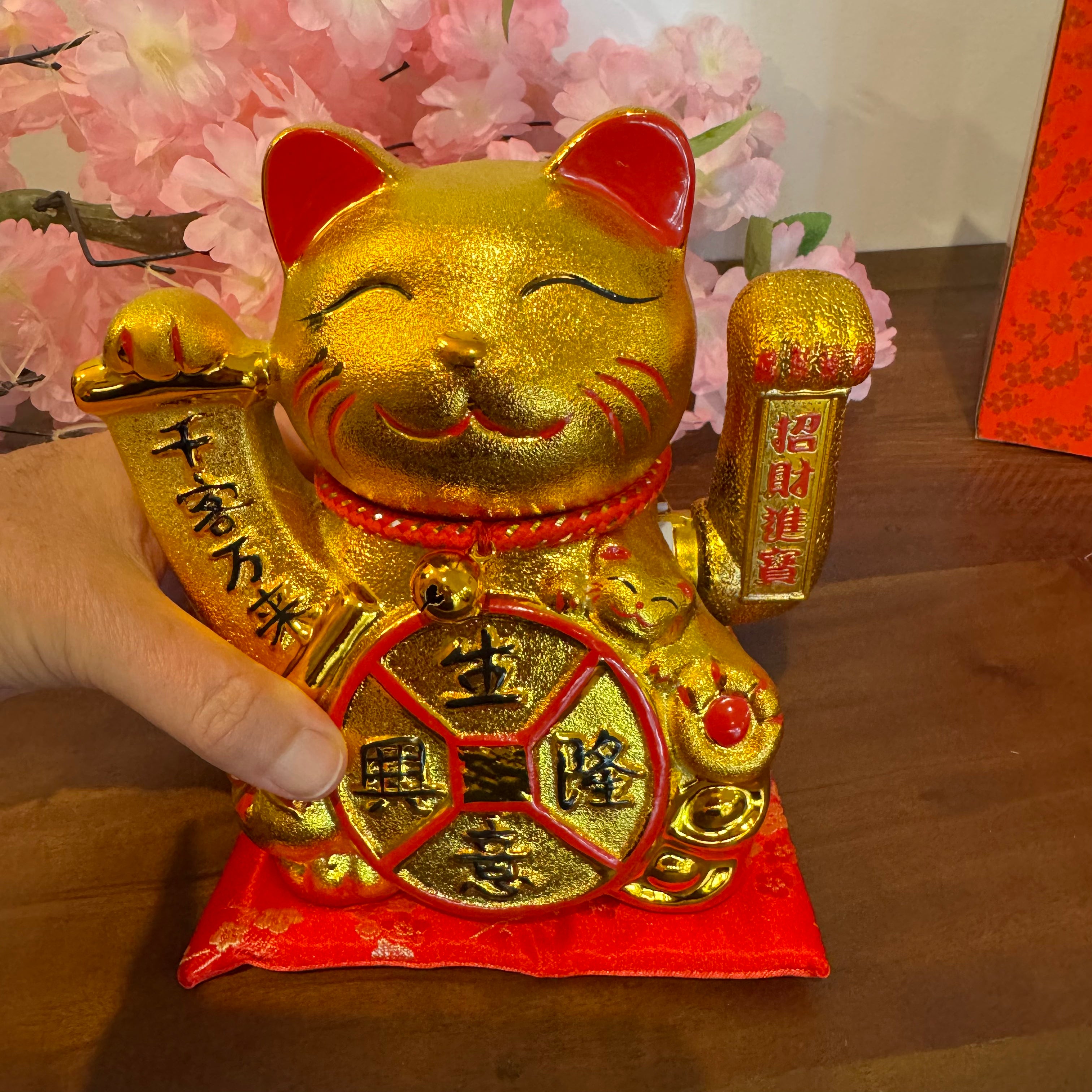 waving cat