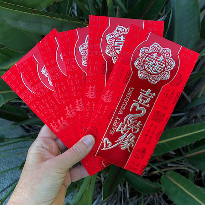 Family Drinking Tea And Giving Traditional Lucky Money Envelopes To Children At Tet Celebration 2jk063e